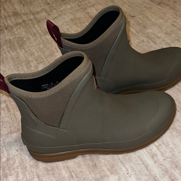 Shoes - Muck waterproof short boots 9